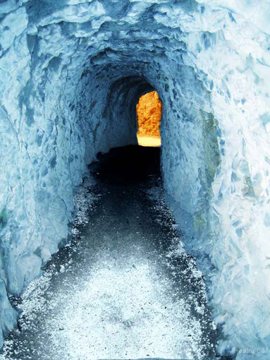 Bild eines Tunnels mit Lichtblick